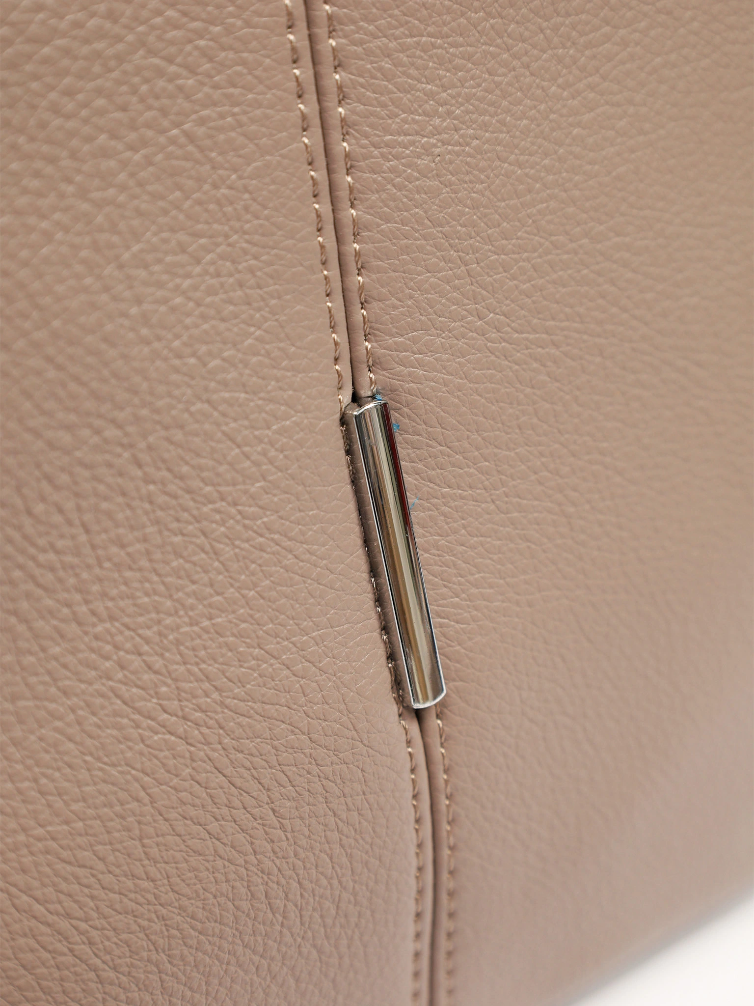 Сумка-кроссбоди с декоративным патчем в ассортименте